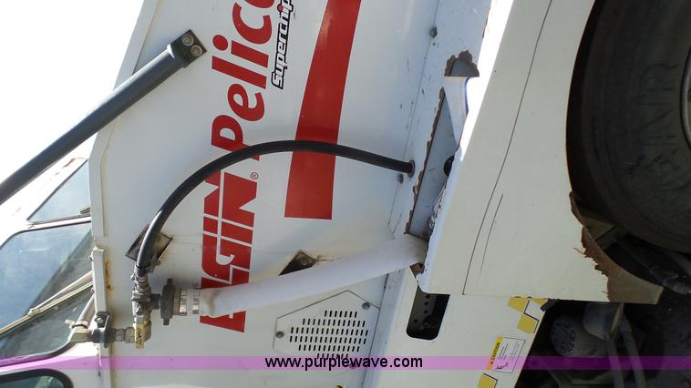 image for item J4923 2006 Elgin Pelican Series P street sweeper