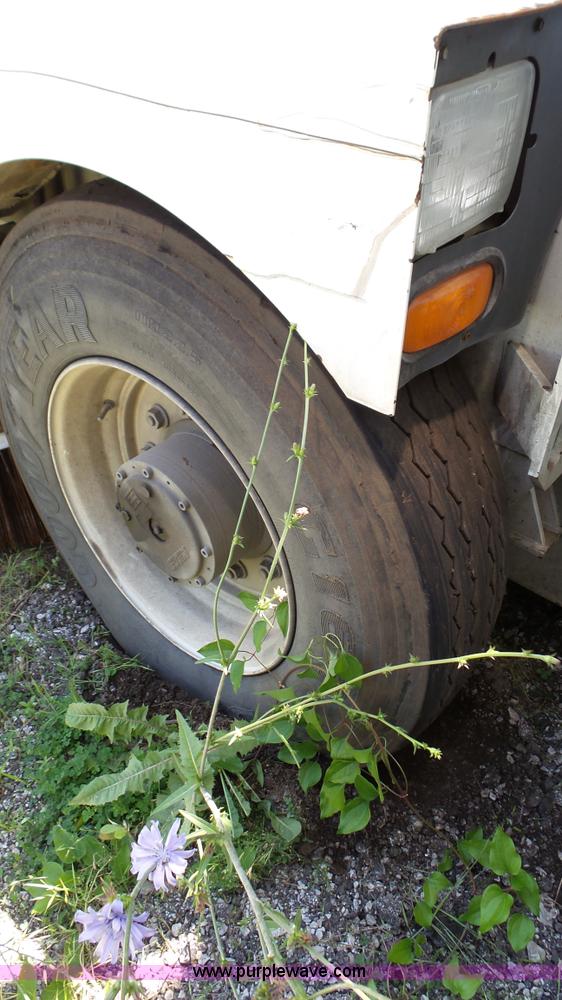 image for item J4923 2006 Elgin Pelican Series P street sweeper