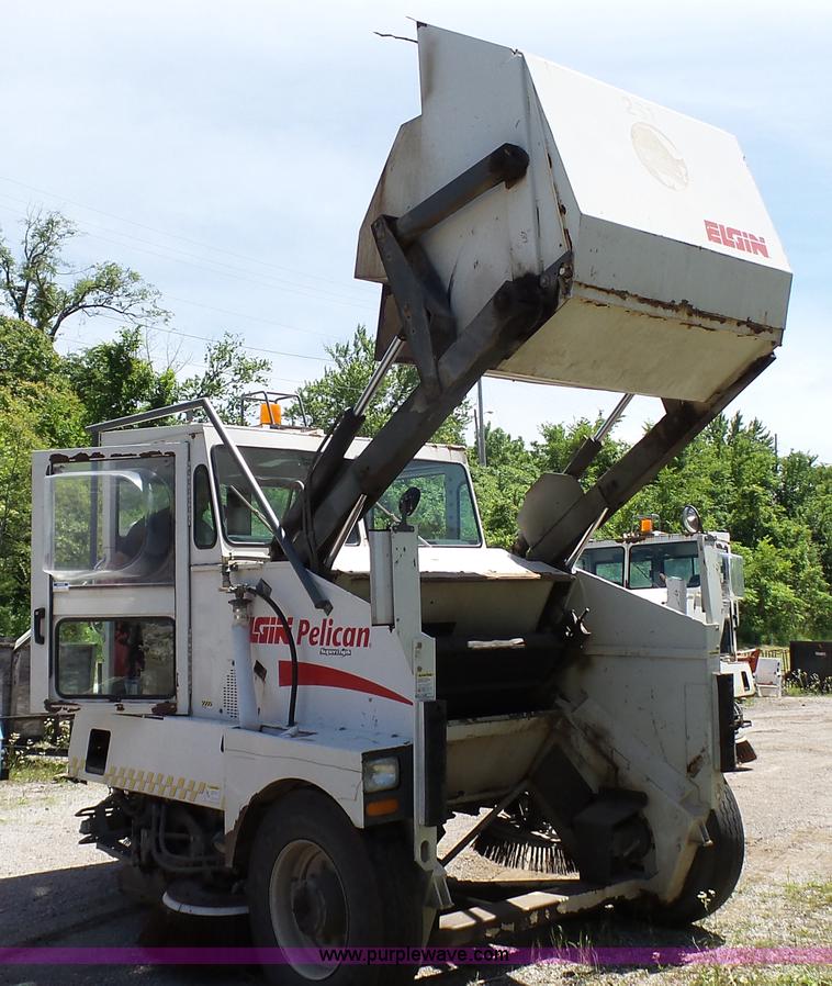 image for item J4923 2006 Elgin Pelican Series P street sweeper
