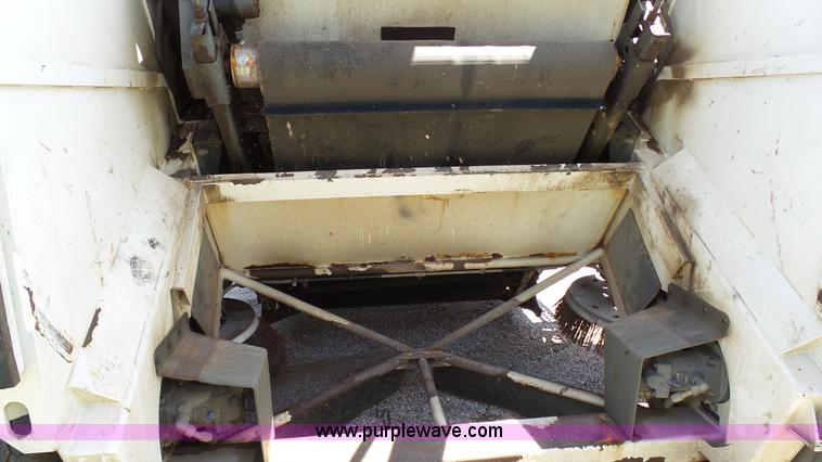 image for item J4923 2006 Elgin Pelican Series P street sweeper