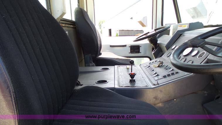 image for item J4923 2006 Elgin Pelican Series P street sweeper