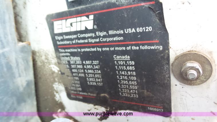 image for item J4923 2006 Elgin Pelican Series P street sweeper