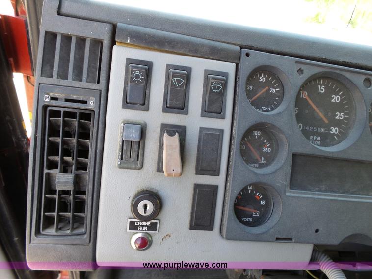 image for item J4925 1993 Freightliner FL80 fire truck