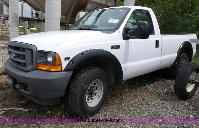 image for item J4943 2001 Ford F250 Super Duty XL pickup truck