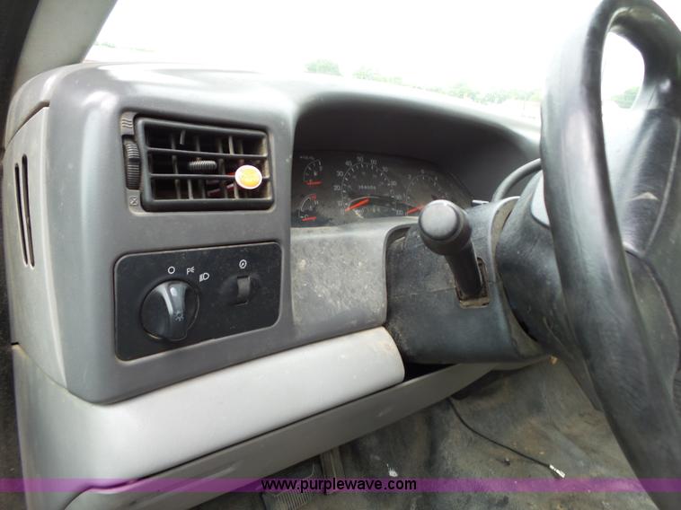 image for item J4943 2001 Ford F250 Super Duty XL pickup truck