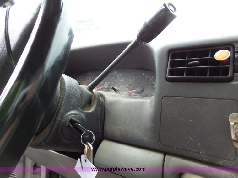 image for item J4943 2001 Ford F250 Super Duty XL pickup truck