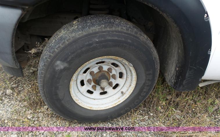 image for item J4943 2001 Ford F250 Super Duty XL pickup truck