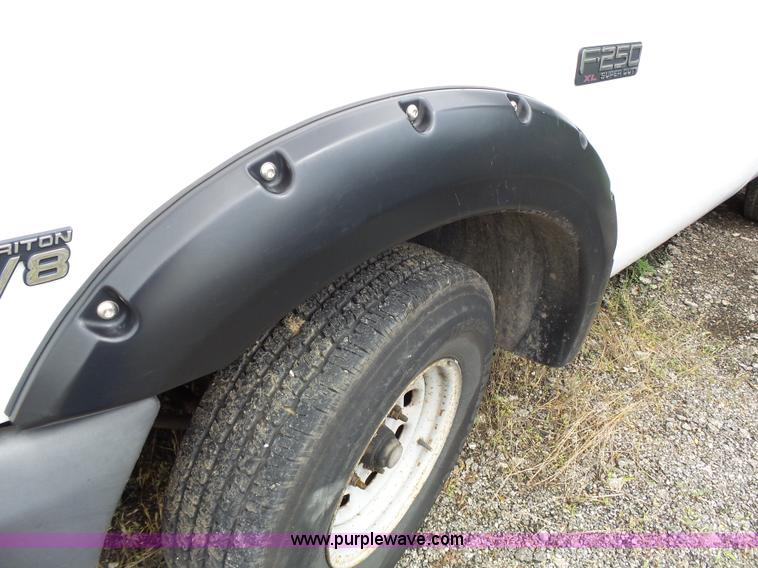 image for item J4943 2001 Ford F250 Super Duty XL pickup truck