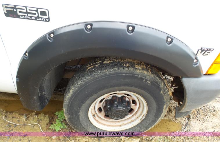 image for item J4943 2001 Ford F250 Super Duty XL pickup truck