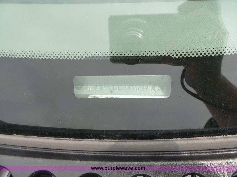 image for item J4943 2001 Ford F250 Super Duty XL pickup truck