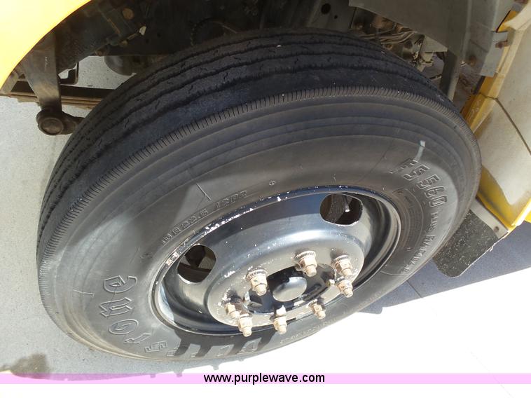 image for item J6120 1996 Ford B800 school bus