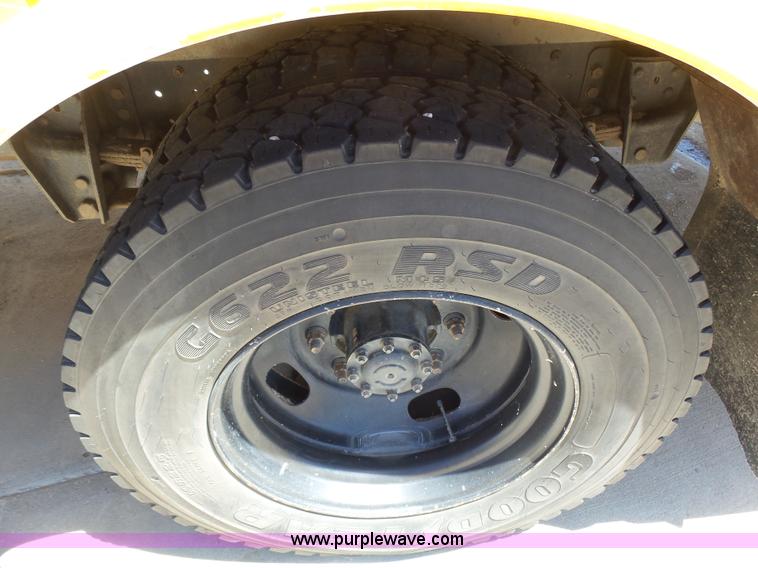 image for item J6120 1996 Ford B800 school bus