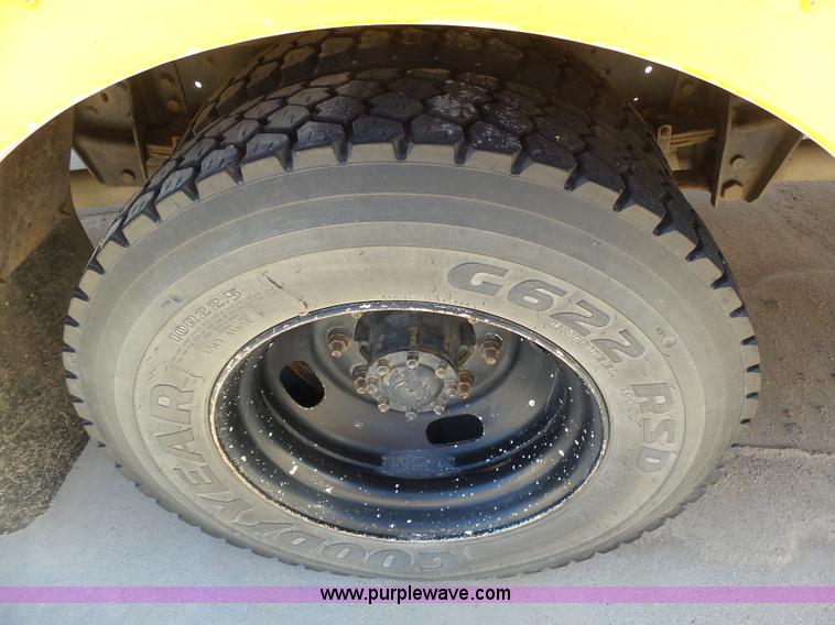 image for item J6120 1996 Ford B800 school bus