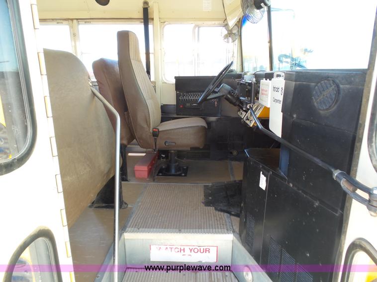 image for item J6120 1996 Ford B800 school bus