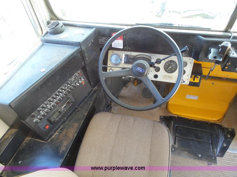 image for item J6120 1996 Ford B800 school bus