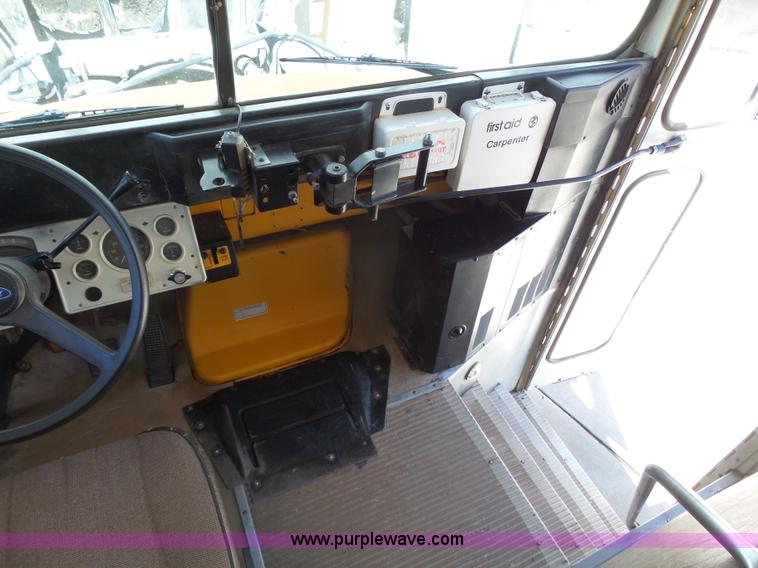 image for item J6120 1996 Ford B800 school bus