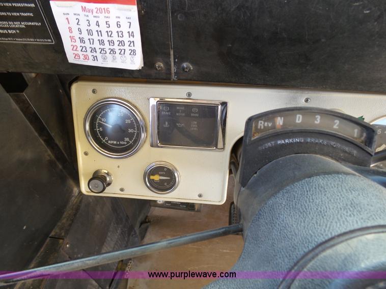 image for item J6120 1996 Ford B800 school bus