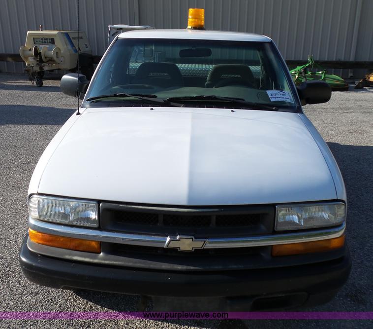 image for item K6518 2002 Chevrolet S10 pickup truck