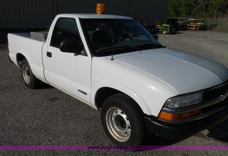 image for item K6518 2002 Chevrolet S10 pickup truck