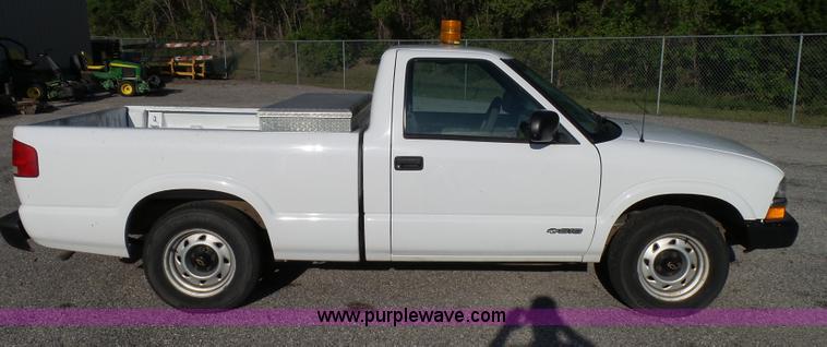 image for item K6518 2002 Chevrolet S10 pickup truck
