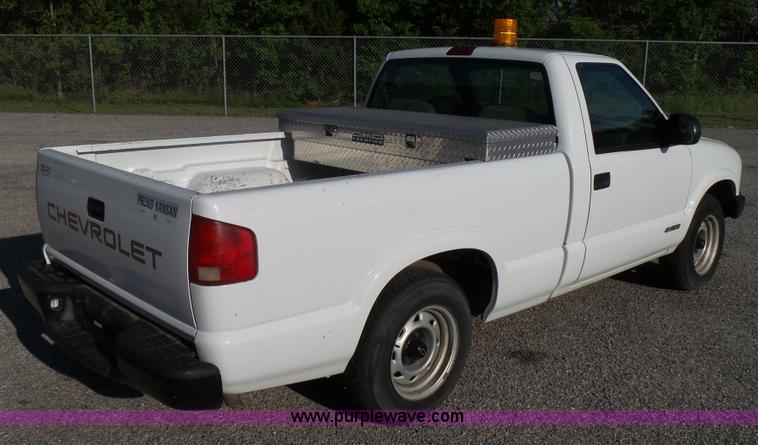 image for item K6518 2002 Chevrolet S10 pickup truck