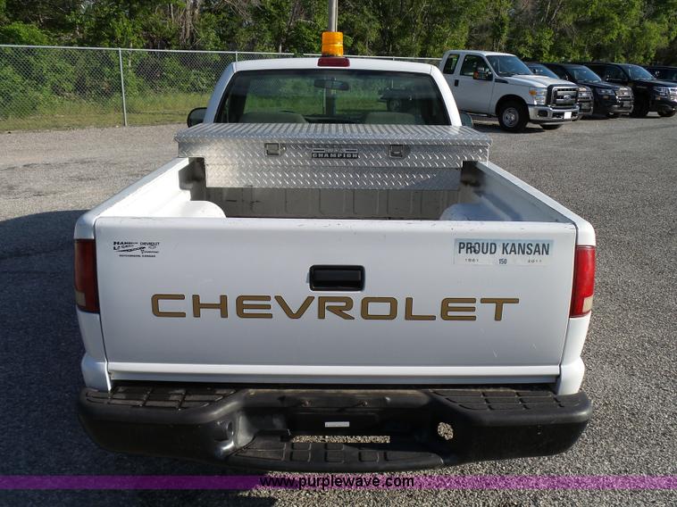 image for item K6518 2002 Chevrolet S10 pickup truck