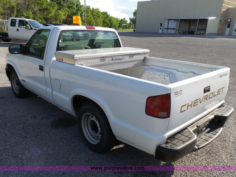 image for item K6518 2002 Chevrolet S10 pickup truck