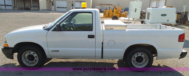 image for item K6518 2002 Chevrolet S10 pickup truck