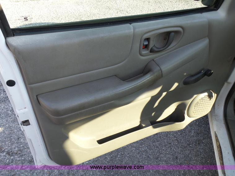 image for item K6518 2002 Chevrolet S10 pickup truck