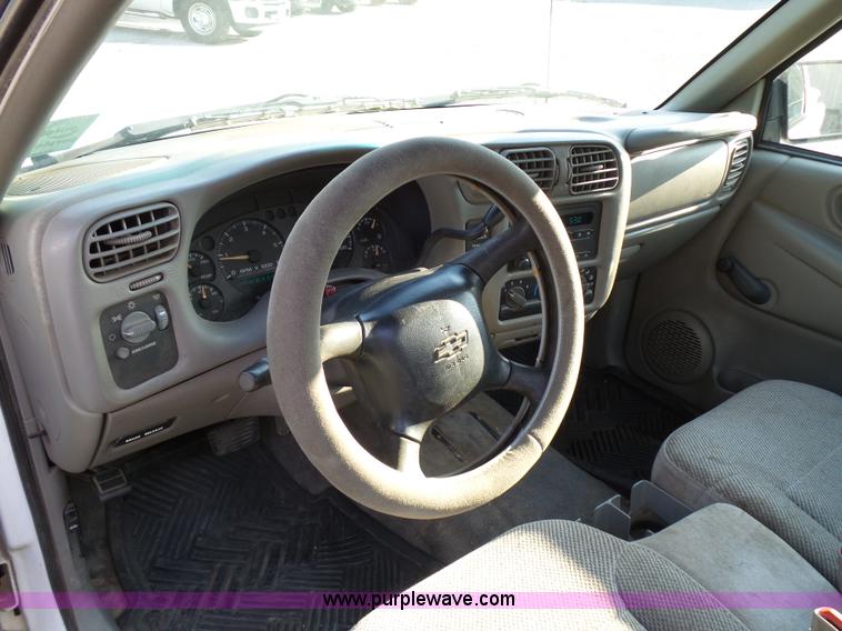 image for item K6518 2002 Chevrolet S10 pickup truck