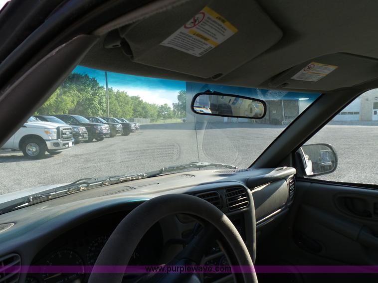 image for item K6518 2002 Chevrolet S10 pickup truck