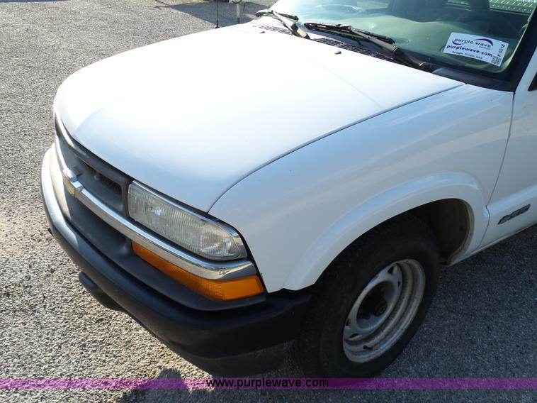 image for item K6518 2002 Chevrolet S10 pickup truck