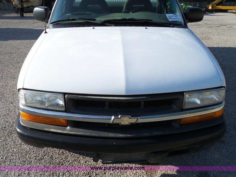 image for item K6518 2002 Chevrolet S10 pickup truck