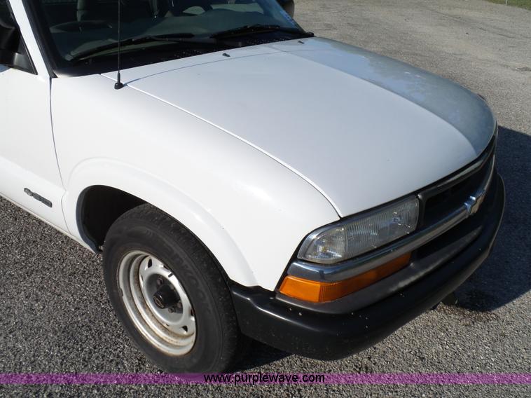 image for item K6518 2002 Chevrolet S10 pickup truck