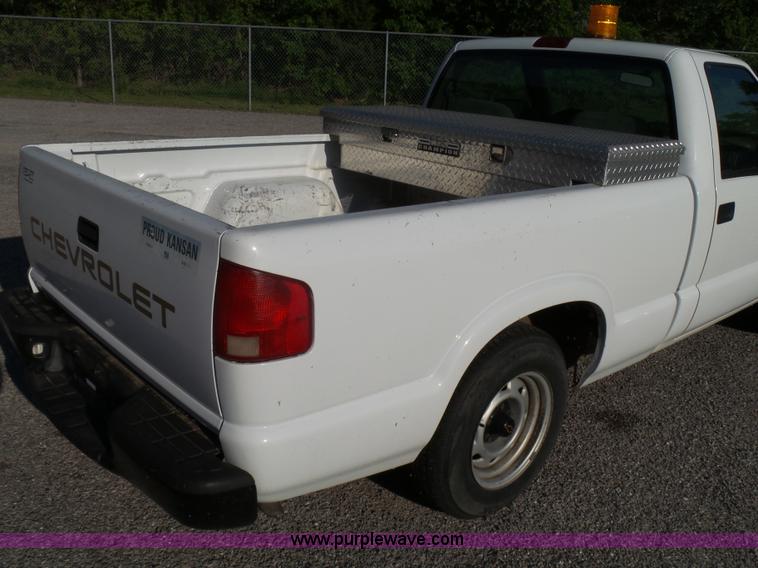 image for item K6518 2002 Chevrolet S10 pickup truck