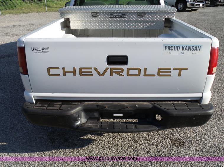 image for item K6518 2002 Chevrolet S10 pickup truck