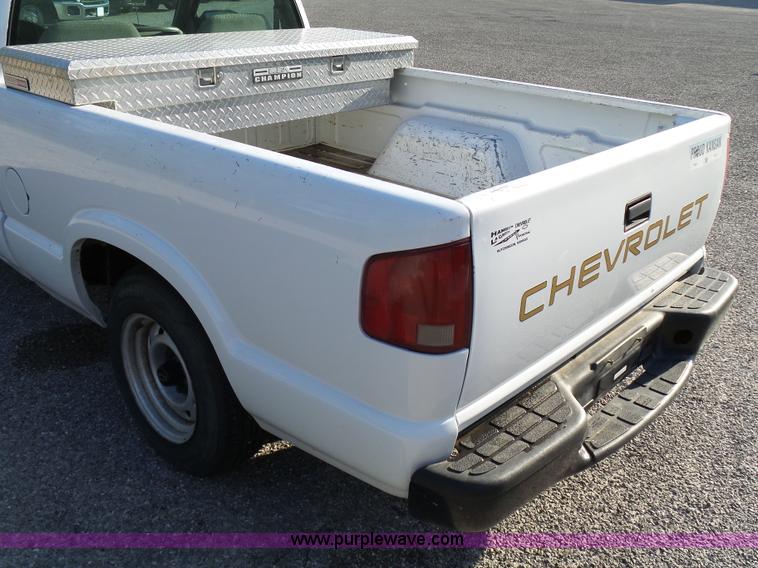image for item K6518 2002 Chevrolet S10 pickup truck