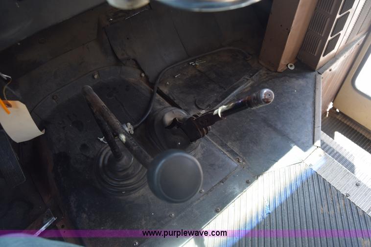 image for item K6523 1976 International Loadstar 1600 bus