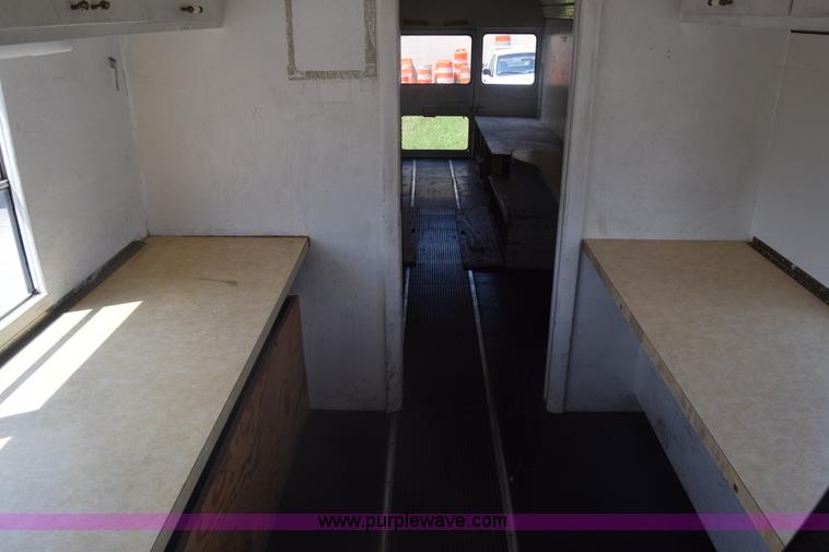image for item K6523 1976 International Loadstar 1600 bus