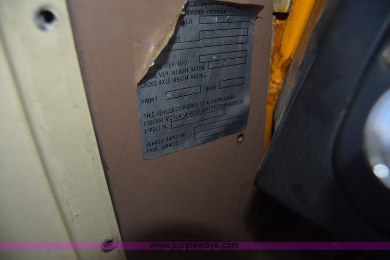 image for item K6523 1976 International Loadstar 1600 bus