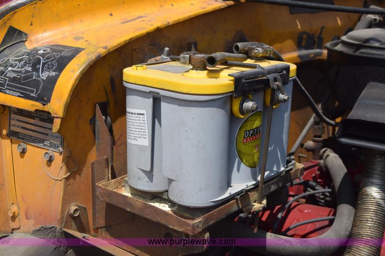 image for item K6523 1976 International Loadstar 1600 bus