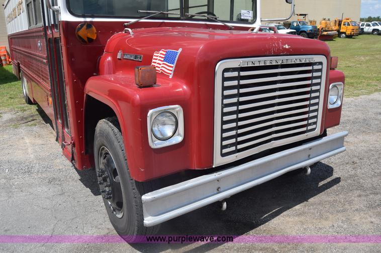 image for item K6523 1976 International Loadstar 1600 bus