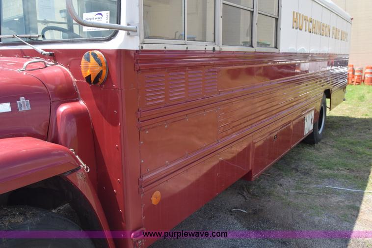 image for item K6523 1976 International Loadstar 1600 bus