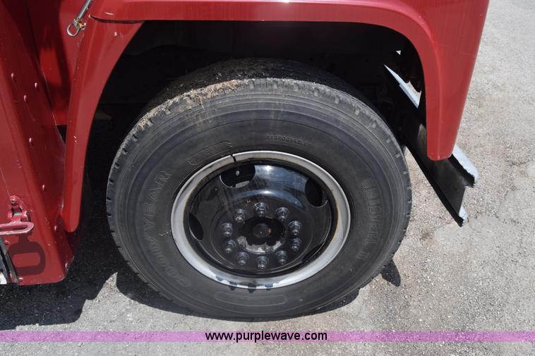 image for item K6523 1976 International Loadstar 1600 bus