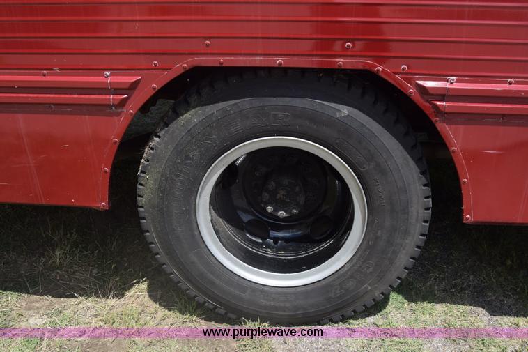 image for item K6523 1976 International Loadstar 1600 bus