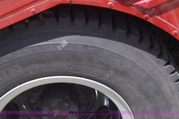 image for item K6523 1976 International Loadstar 1600 bus