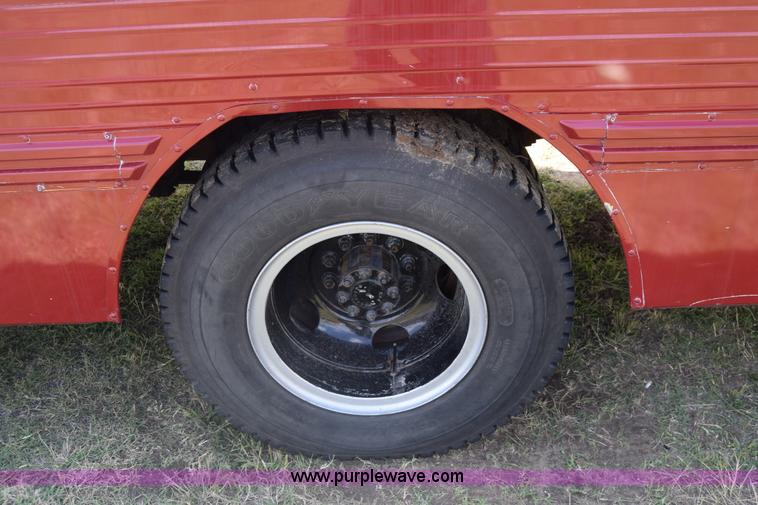 image for item K6523 1976 International Loadstar 1600 bus