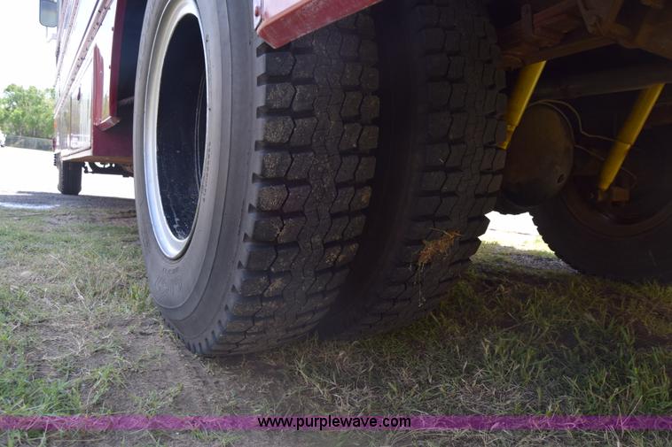 image for item K6523 1976 International Loadstar 1600 bus