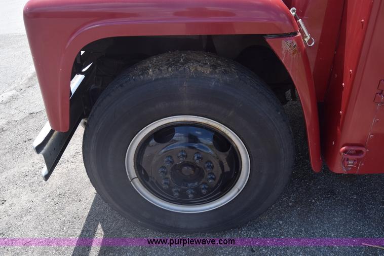 image for item K6523 1976 International Loadstar 1600 bus