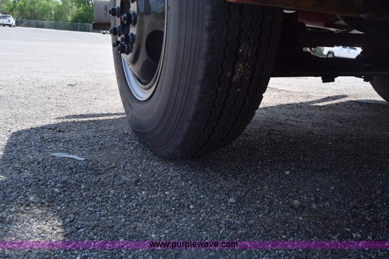 image for item K6523 1976 International Loadstar 1600 bus